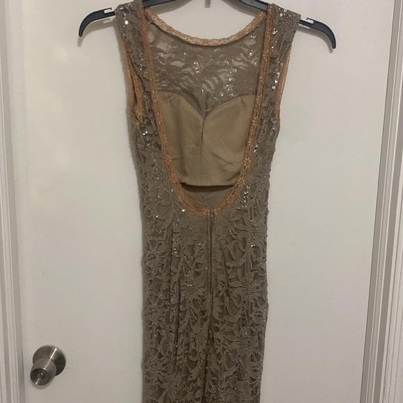 Brown Windsors size 3/4 gown. - Picture 5 of 5